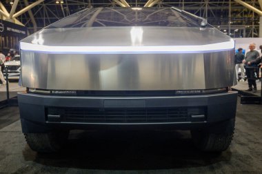 Toronto, ON, Kanada - 16 Şubat 2024: Tesla Cybertrack Metro Toronto Kongre Merkezi 'nde Pfaff Auto Group tarafından sunuldu