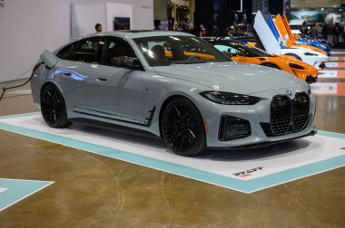 Toronto, ON, Kanada - 16 Şubat 2024: Elektrik BMW Metro Toronto Kongre Merkezi 'nde tanıtıldı