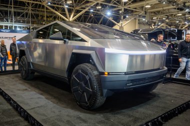 Toronto, ON, Kanada - 16 Şubat 2024: Tesla Cybertrack Metro Toronto Kongre Merkezi 'nde Pfaff Auto Group tarafından sunuldu
