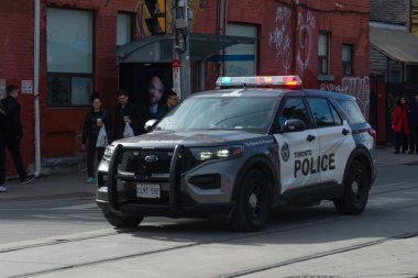 Toronto, ON, Kanada - 4 Eylül 2023: Bir polis arabası Toronto sokaklarında devriye geziyor 