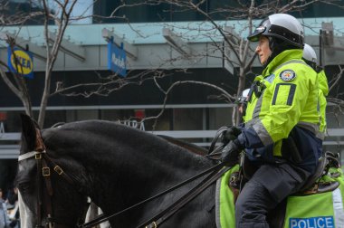 Toronto, ON, Kanada - 4 Eylül 2023: Bir polis arabası Toronto sokaklarında devriye geziyor 