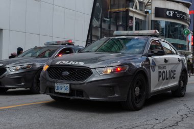 Toronto, ON, Kanada - 4 Eylül 2023: Bir polis arabası Toronto sokaklarında devriye geziyor 