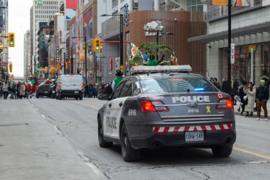 Toronto, ON, Kanada - 4 Eylül 2023: Bir polis arabası Toronto sokaklarında devriye geziyor 