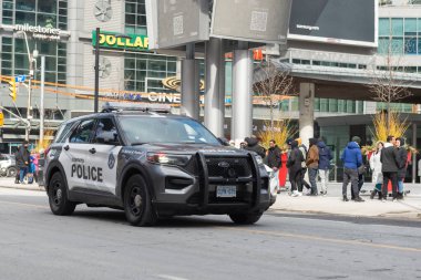 Toronto, ON, Kanada - 4 Eylül 2023: Bir polis arabası Toronto sokaklarında devriye geziyor 