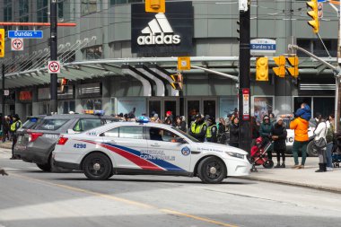 Toronto, ON, Kanada - 4 Eylül 2023: Bir polis arabası Toronto sokaklarında devriye geziyor 