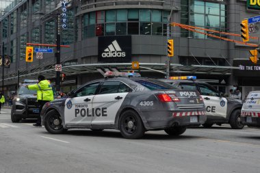 Toronto, ON, Kanada - 4 Eylül 2023: Bir polis arabası Toronto sokaklarında devriye geziyor 