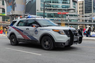 Toronto, ON, Kanada - 4 Eylül 2023: Bir polis arabası Toronto sokaklarında devriye geziyor 