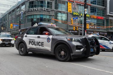 Toronto, ON, Kanada - 4 Eylül 2023: Bir polis arabası Toronto sokaklarında devriye geziyor 