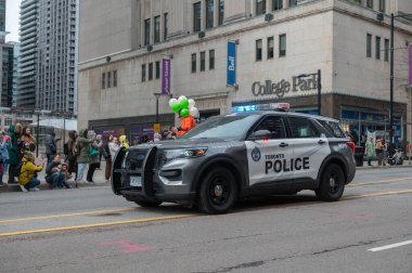 Toronto, ON, Kanada - 4 Eylül 2023: Bir polis arabası Toronto sokaklarında devriye geziyor 