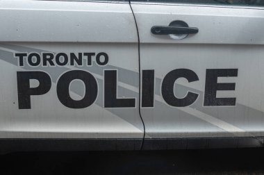 Toronto, ON, Kanada - 4 Eylül 2023: Bir polis arabası Toronto sokaklarında devriye geziyor 