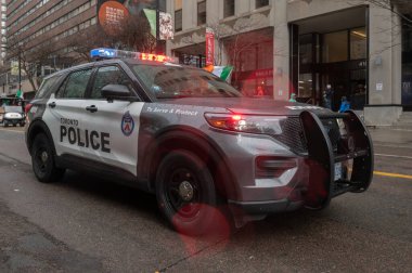 Toronto, ON, Kanada - 4 Eylül 2023: Bir polis arabası Toronto sokaklarında devriye geziyor 