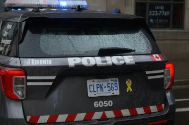 Toronto, ON, Kanada - 4 Eylül 2023: Bir polis arabası Toronto sokaklarında devriye geziyor 