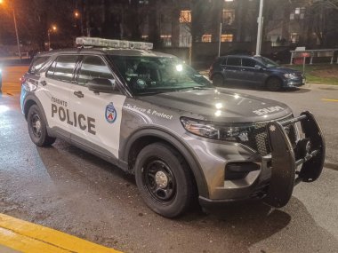 Toronto, ON, Kanada - 4 Eylül 2023: Bir polis arabası Toronto sokaklarında devriye geziyor 