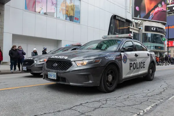 Toronto, ON, Kanada - 4 Eylül 2023: Bir polis arabası Toronto sokaklarında devriye geziyor 