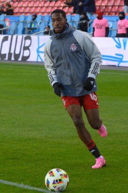 Toronto, ON, Kanada -23 Mart 2024: Tyrese Spicer # 16 numaralı Toronto FC forveti, Toronto FC (Kanada) ile Atlanta United (ABD) arasında oynanan MLS Normal Sezonu karşılaşmasından önce topla ısınıyor (Score 2: 0))