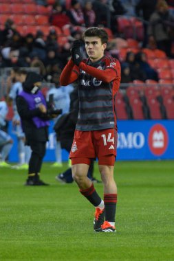 Toronto, ON, Kanada -23 Mart 2024: Toronto FC 'nin 14 numaralı orta saha oyuncusu Toronto FC (Kanada) ile Atlanta United (ABD) arasında oynanan MLS Normal Sezonu karşılaşmasından önceki taraftarları gururlandırıyor (Score 2: 0))