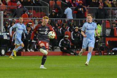 Toronto, ON, Kanada -23 Mart 2024: Matthew Longstaff # 8 Toronto FC orta saha oyuncusu Toronto FC (Kanada) ve Atlanta United (ABD) arasında oynanan MLS Normal Sezonu maçında top için koşar (Score 2: 0))