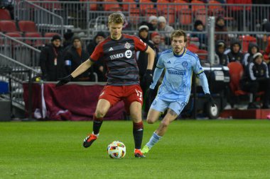 Toronto, ON, Kanada -23 Mart 2024: Sigurd Rosted # 17 Toronto FC defans oyuncusu Toronto FC (Kanada) ve Atlanta United (ABD) arasında oynanan MLS Normal Sezonu maçında topla hareket ediyor (Score 2: 0))