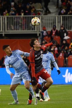 Toronto, ON, Kanada -23 Mart 2024: Alonso Coello # 14 Toronto FC (R) orta saha oyuncusu, Toronto FC (Kanada) ile Atlanta United (ABD) arasında oynanan MLS Normal Sezonu maçında topa bakıyor.)