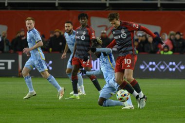 Toronto, ON, Kanada -23 Mart 2024: Toronto FC 'nin 10 numaralı forveti Toronto FC (Kanada) ile Atlanta United (ABD) arasında BMO Field' da oynanan MLS Normal Sezonu karşılaşması sırasında düştü (Skoru 2: 0))