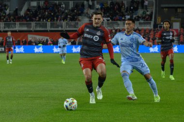 Toronto, ON, Kanada -23 Mart 2024: Shane O 'Neill # 27 Toronto FC defans oyuncusu Toronto FC (Kanada) ile Atlanta United (ABD) arasında oynanan MLS Normal Sezonu maçında top için yarışıyor (Score 2: 0))