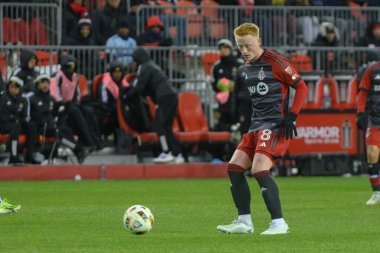 Toronto, ON, Kanada -23 Mart 2024: Matthew Longstaff # 8 Toronto FC orta saha oyuncusu Toronto FC (Kanada) ile Atlanta United (ABD) arasında oynanan MLS Normal Sezonu maçı sırasında top ile birlikte (Score 2: 0))
