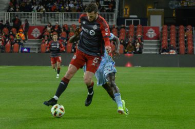 Toronto, ON, Kanada -23 Mart 2024: Toronto FC 'nin 6 numaralı defans oyuncusu Toronto FC (Kanada) ile Atlanta United (ABD) arasında oynanan MLS Normal Sezonu maçında top için koşuyor (Score 2: 0))