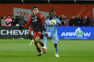 Toronto, ON, Kanada -23 Mart 2024: Alonso Coello # 14 Toronto FC (L) ve Tristan Muyumba # 8 Atlanta United (R) 'ın orta saha oyuncusu Toronto FC (Kanada) ve Atlanta United arasında oynanan MLS Regular Season maçında top için yarışıyor.