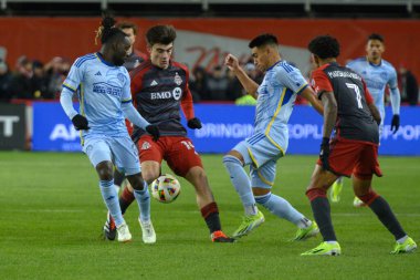 Toronto, ON, Kanada -23 Mart 2024: Tyler Wolff # 28 Atlanta United forveti, Toronto FC (Kanada) ile Atlanta United (ABD) arasında oynanan MLS Normal Sezonu maçında eriyen top ile ilerliyor.)