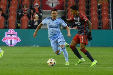 Toronto, ON, Kanada -23 Mart 2024: Jahkeele Marshall-Rutty # 7 forvet Toronto FC 'de Toronto FC (Kanada) ile Atlanta United (ABD) arasında oynanan MLS Normal Sezonu maçı sırasında topla birlikte hareket eder (Score 2: 0).)