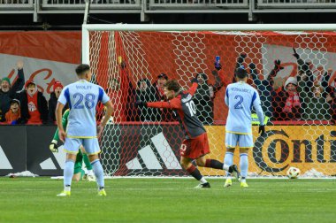 Toronto, ON, Kanada -23 Mart 2024: Toronrto FC takımı, Toronto FC (Kanada) ile Atlanta United (ABD) arasındaki MLS Normal Sezonu maçında BMO Field 'da gol attı (Skoru 2: 0))