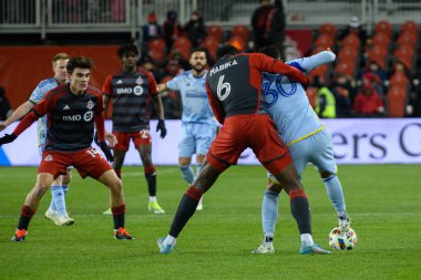 Toronto, ON, Kanada -23 Mart 2024: Toronto FC 'nin 6 numaralı defans oyuncusu Elio Nicolas de Araujo Firmino' yu Atlanta Birliği 'nin 30 numaralı forvetinde tutuyor.