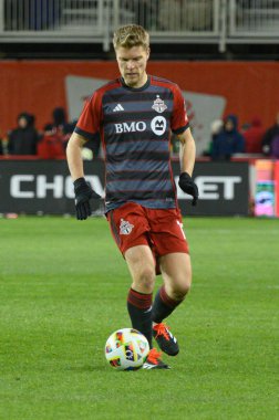 Toronto, ON, Kanada -23 Mart 2024: Sigurd Rosted # 17 Toronto FC defans oyuncusu Toronto FC (Kanada) ve Atlanta United (ABD) arasında oynanan MLS Normal Sezonu maçında topla hareket ediyor (Score 2: 0))