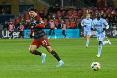 Toronto, ON, Kanada -23 Mart 2024: Jonathan Osorio # 21 Toronto FC orta saha oyuncusu Toronto FC (Kanada) ve Atlanta United (ABD) arasında oynanan MLS Normal Sezonu maçı sırasında topla koşar (Score 2: 0))