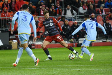 Toronto, ON, Kanada -23 Mart 2024: Toronto FC 'nin 9 numaralı forveti Toronto FC (Kanada) ile Atlanta United (ABD) arasında oynanan MLS Normal Sezonu maçı sırasında topla ileri doğru top sürüyor (Score 2: 0))