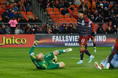 Toronto, ON, Kanada -23 Mart 2024: Brad Guzan # 1 Atlanta United kalecisi Toronto FC (Kanada) ile Atlanta United (ABD) arasında oynanan MLS Normal Sezonu maçında topu kaçırdı (Skoru 2: 0))