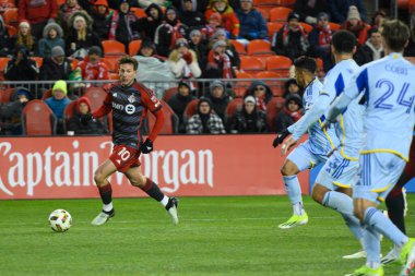 Toronto, ON, Kanada -23 Mart 2024: Toronto FC 'nin 10 numaralı forvet oyuncusu Toronto FC (Kanada) ile Atlanta United (ABD) arasında oynanan MLS Normal Sezonu maçında topla birlikte koşuyor.)