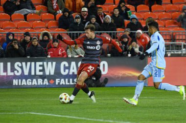 Toronto, ON, Kanada -23 Mart 2024: Toronto FC 'nin 10 numaralı forvet oyuncusu Toronto FC (Kanada) ile Atlanta United (ABD) arasında oynanan MLS Normal Sezonu maçında topla birlikte koşuyor.)