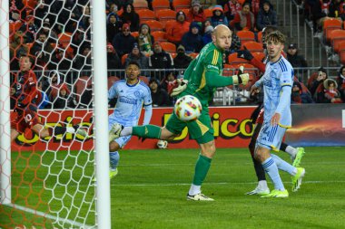 Toronto, ON, Kanada -23 Mart 2024: Brad Guzan # 1 Atlanta United kalecisi Toronto FC (Kanada) ile Atlanta United (ABD) arasında oynanan MLS Normal Sezonu maçında topa geri bakıyor (Score 2: 0))
