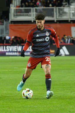Toronto, ON, Kanada -23 Mart 2024: Jonathan Osorio # 21 orta saha oyuncusu Toronto FC (Kanada) ile Atlanta United (ABD) arasında oynanan MLS Normal Sezonu maçı sırasında top ile Toronto FC 'de (Score 2: 0))