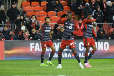 Toronto, ON, Kanada -23 Mart 2024: Toronto FC oyuncuları bu golü Toronto FC (Kanada) ile Atlanta United (ABD) arasında oynanan MLS Normal Sezonu maçında BMO Field 'da (Skoru 2: 0) kutladı.)