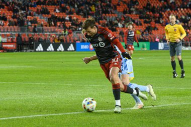 Toronto, ON, Kanada -23 Mart 2024: Toronto FC 'nin 10 numaralı forvet oyuncusu Toronto FC (Kanada) ile Atlanta United (ABD) arasında oynanan MLS Normal Sezonu karşılaşmasında top için yarışacak.)