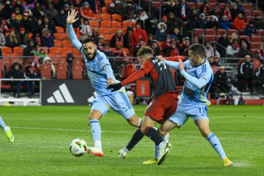 Toronto, ON, Kanada -23 Mart 2024: Kobe Franklin # 19 numaralı Toronto FC blokları defans oyuncusu Toronto FC (Kanada) ile Atlanta United (ABD) arasında oynanan MLS Normal Sezonu maçı sırasında rakipleri tarafından savunuluyor (Score 2: 0))