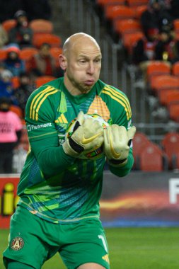 Toronto, ON, Kanada -23 Mart 2024: Brad Guzan # 1 Atlanta United kalecisi, Toronto FC (Kanada) ile Atlanta United (ABD) arasında oynanan MLS Normal Sezonu maçında topu tutuyor (Skoru 2: 0))