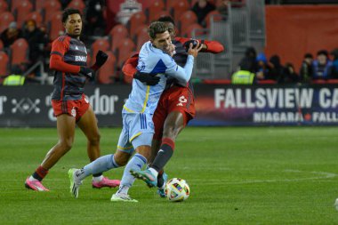 Toronto, ON, Kanada -23 Mart 2024: Daniel Ros # 19 numaralı Atlanta United forveti Toronto FC (Kanada) ile Atlanta United (ABD) arasında oynanan maçta rakibi tarafından engellendi (Skoru 2: 0))