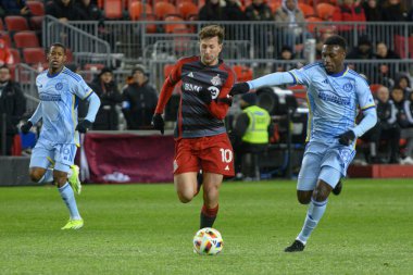 Toronto, ON, Kanada -23 Mart 2024: Toronto FC 'nin 10 numaralı forvet oyuncusu Toronto FC (Kanada) ile Atlanta United (ABD) arasında oynanan MLS Normal Sezonu karşılaşmasında top için yarışacak.)