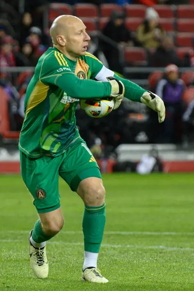 Toronto, ON, Kanada -23 Mart 2024: Brad Guzan # 1 Atlanta United kalecisi, Toronto FC (Kanada) ile Atlanta United (ABD) arasında oynanan MLS Normal Sezonu maçında topu tutuyor (Skoru 2: 0))