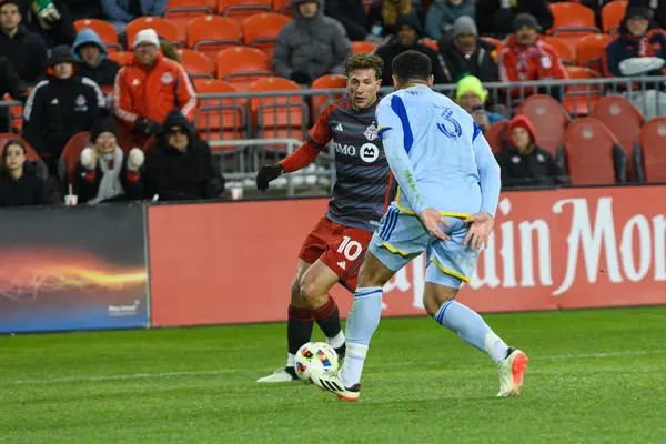 Toronto, ON, Kanada -23 Mart 2024: Toronto FC 'nin 9 numaralı forveti Toronto FC (Kanada) ile Atlanta United (ABD) arasında oynanan MLS Normal Sezonu maçı sırasında topla ileri doğru top sürüyor (Score 2: 0))