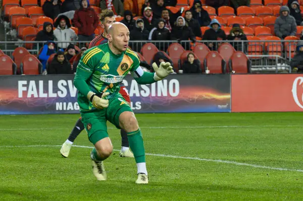 Toronto, ON, Kanada -23 Mart 2024: Brad Guzan # 1 Atlanta United kalecisi Toronto FC (Kanada) ile Atlanta United (ABD) arasındaki MLS Normal Sezonu maçında BMO Field 'da (Skoru 2: 0))