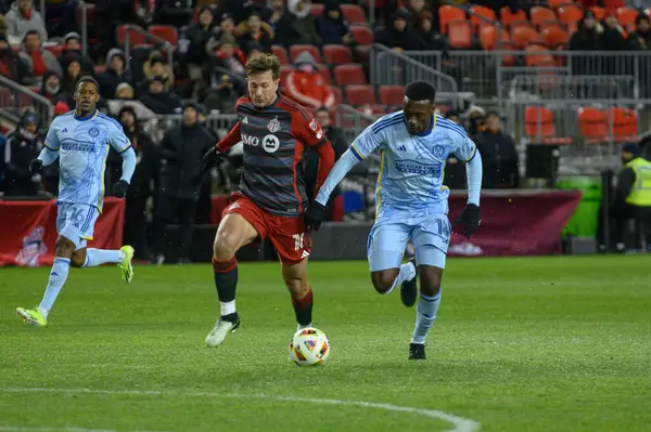 Toronto, ON, Kanada -23 Mart 2024: Toronto FC 'nin 10 numaralı forvet oyuncusu Toronto FC (Kanada) ile Atlanta United (ABD) arasında oynanan MLS Normal Sezonu karşılaşmasında top için yarışacak.)